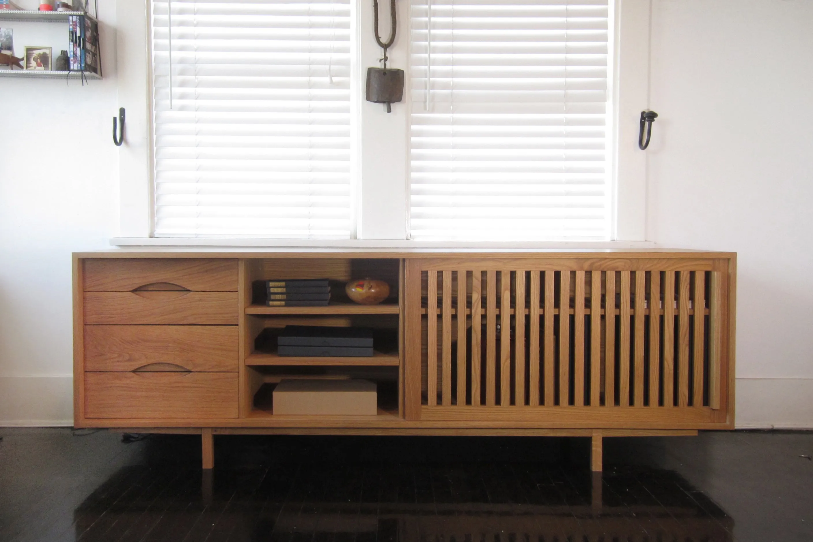 01 Credenza