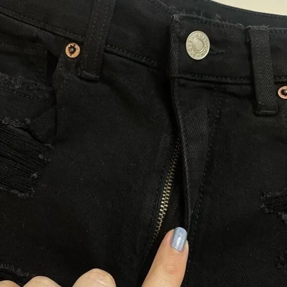 🆕American Eagle - Distressed mom short