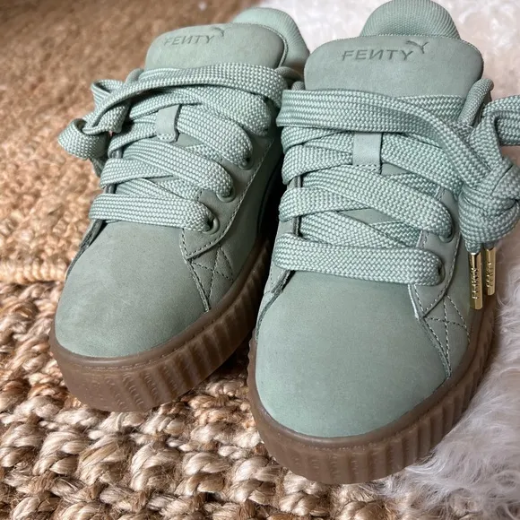 KIDS SZ 3 FENTY X PUMA CREEPER WORN ONCE! EXCELLENT CONDITION. SUPER COOL SHOE!