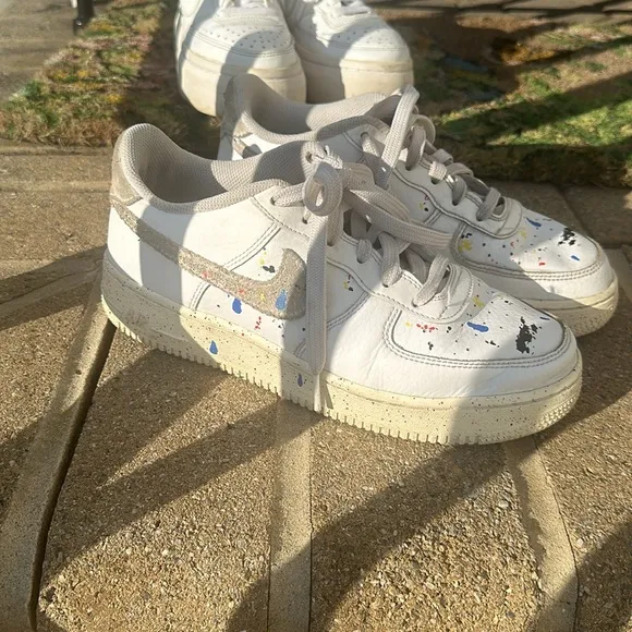 Nike air specked paint sneakers great condition used