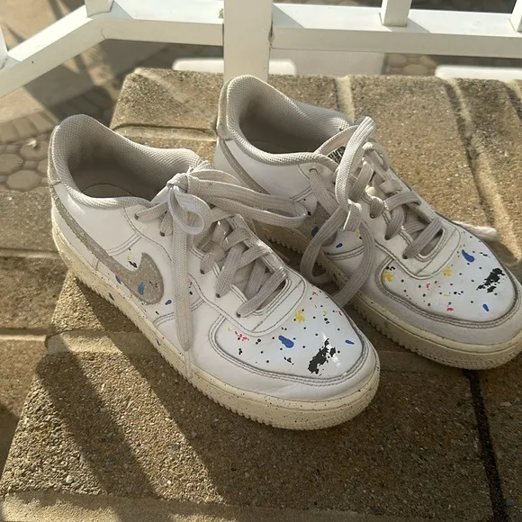 Nike air specked paint sneakers great condition used