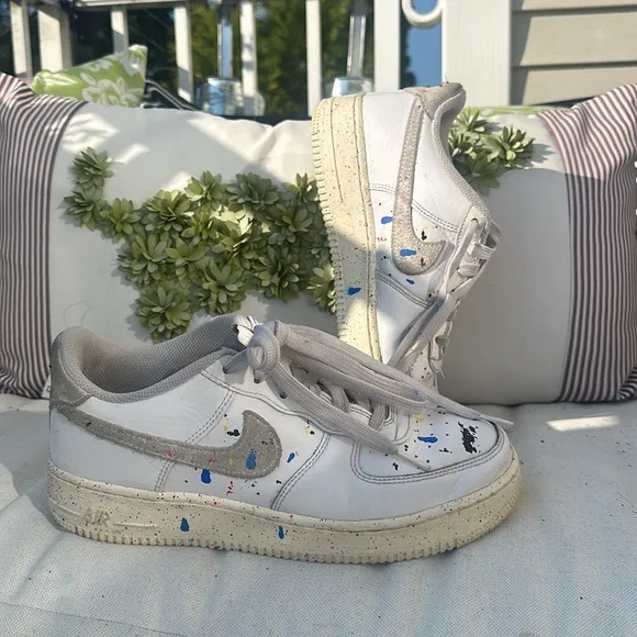 Nike air specked paint sneakers great condition used