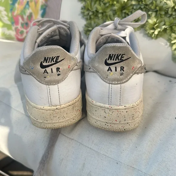 Nike air specked paint sneakers great condition used
