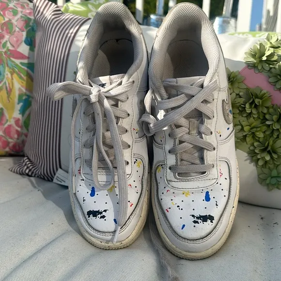 Nike air specked paint sneakers great condition used
