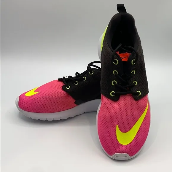 NIKE ROSHE ONE FB GS ATHLETIC SNEAKERS