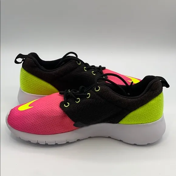 NIKE ROSHE ONE FB GS ATHLETIC SNEAKERS